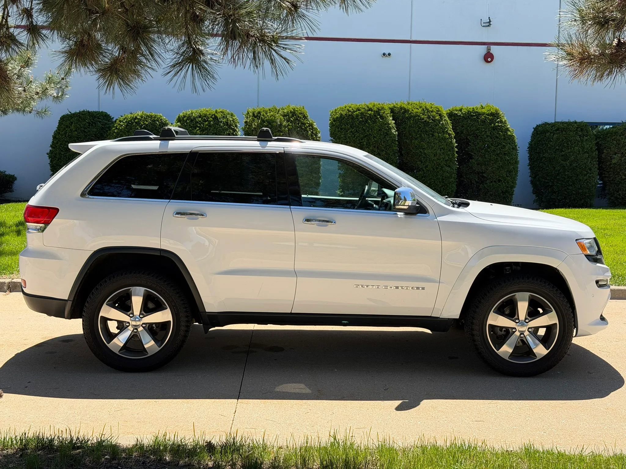 Used 2016 Jeep Grand Cherokee Limited w/ Luxury Group II AWD/4WD image 4