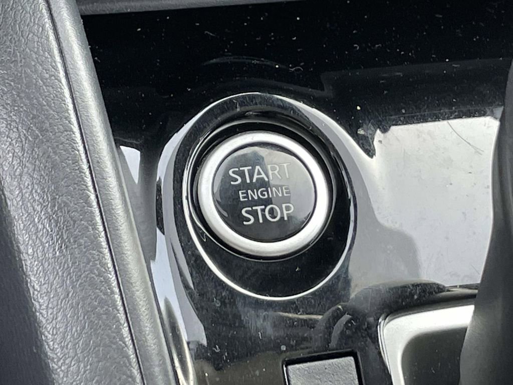 Used 2025 Nissan Versa SV w/ Trunk Package image 28