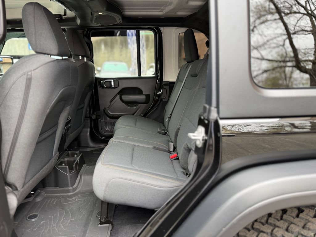 Used 2025 Jeep Wrangler Willys AWD/4WD image 24