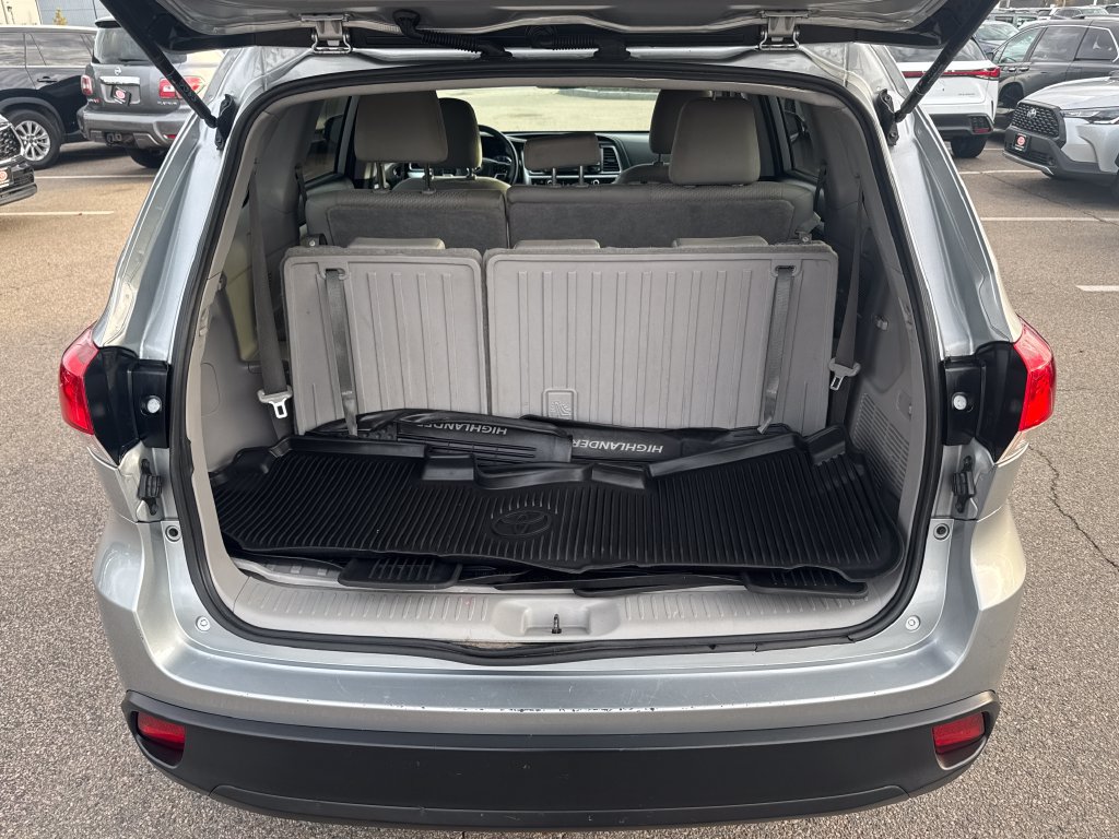 Used 2019 Toyota Highlander LE AWD/4WD image 7