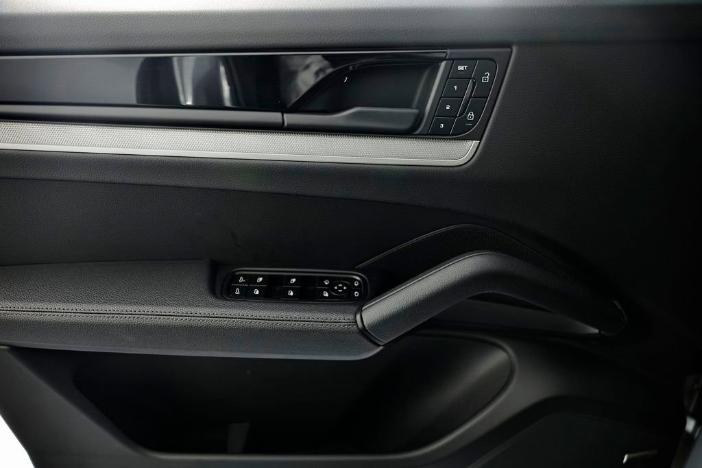Certified 2025 Porsche Cayenne AWD/4WD image 18