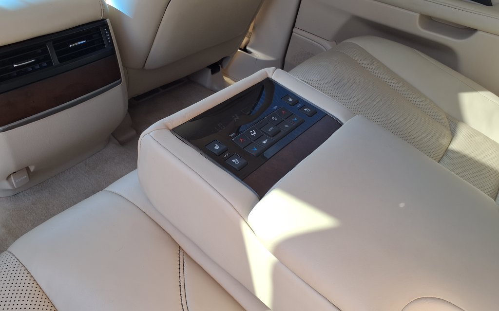 Used 2021 Lexus LX 570 4WD w/ Luxury Package image 16