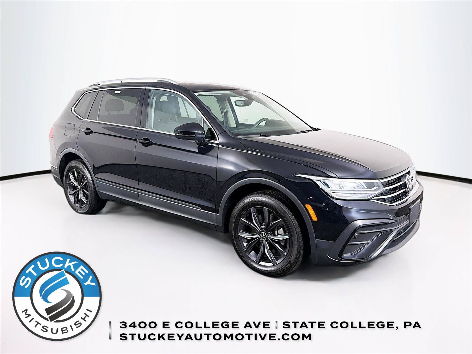 Used 2023 Volkswagen Tiguan SE w/ Panoramic Sunroof Package AWD/4WD image 1