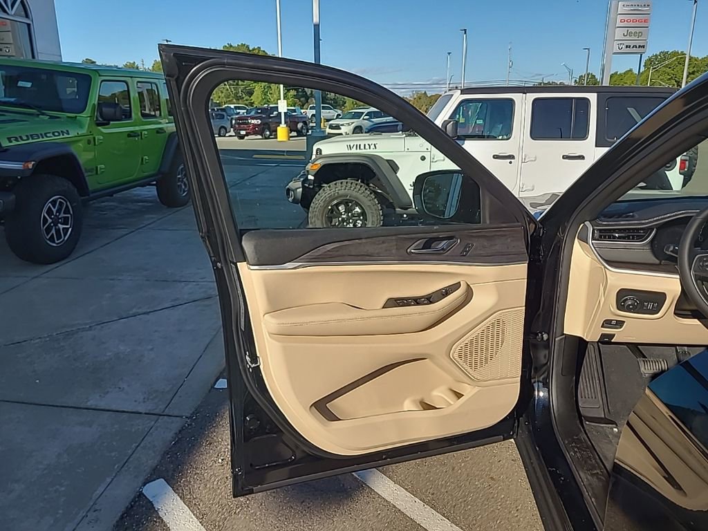 New 2025 Jeep Grand Cherokee Limited w/ Luxury Tech Group II image 9