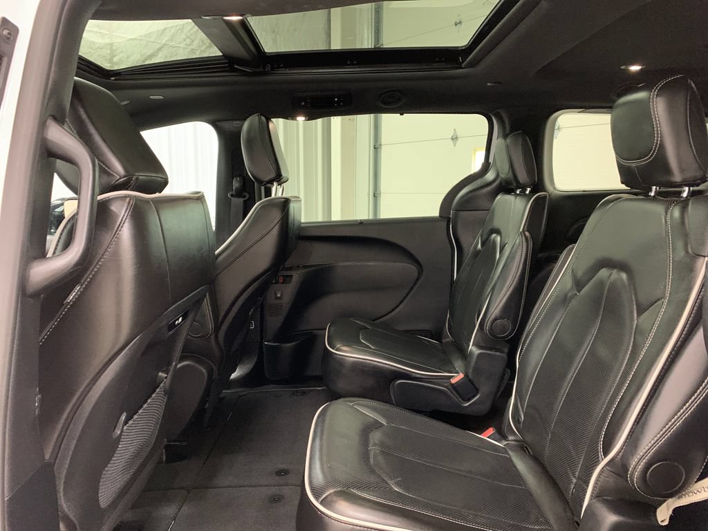 Used 2025 Chrysler Pacifica Limited FWD image 17