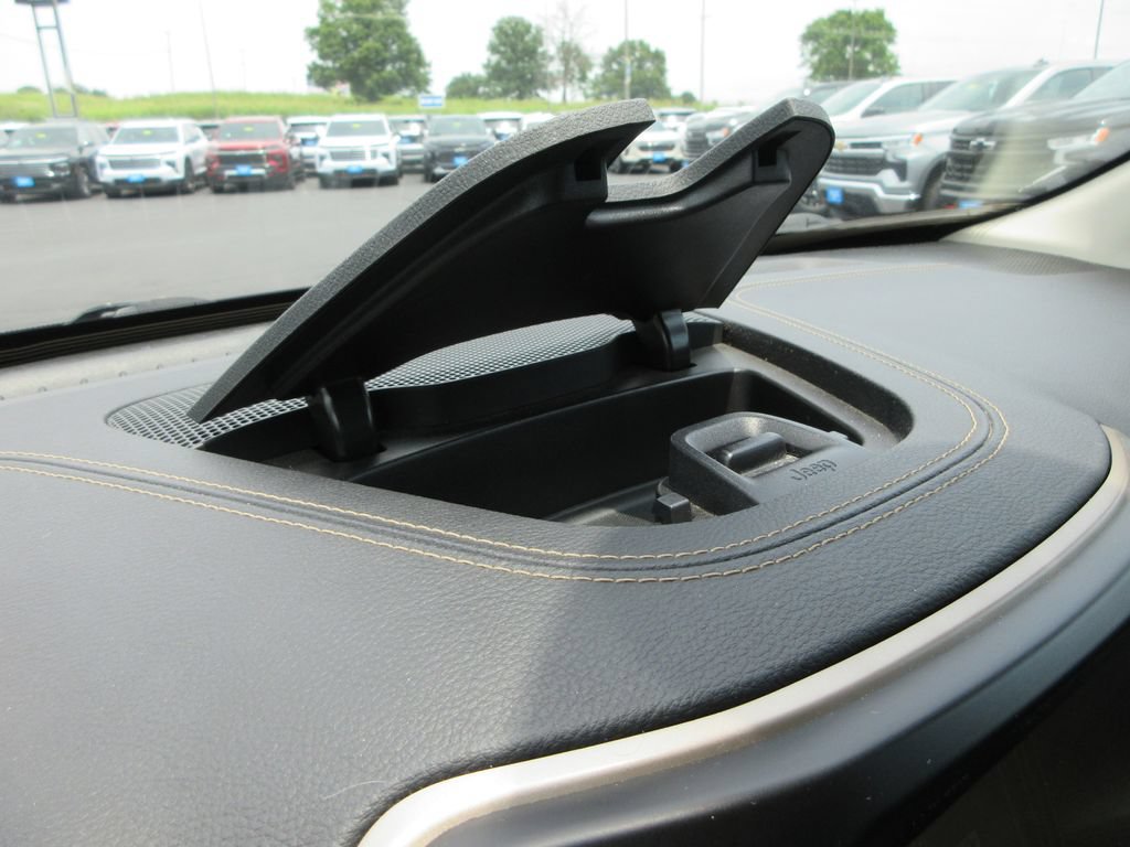 Used 2016 Jeep Cherokee Limited AWD/4WD image 32