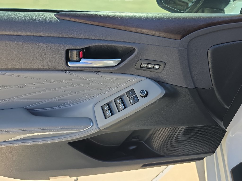 Used 2019 Toyota Avalon Limited FWD image 14