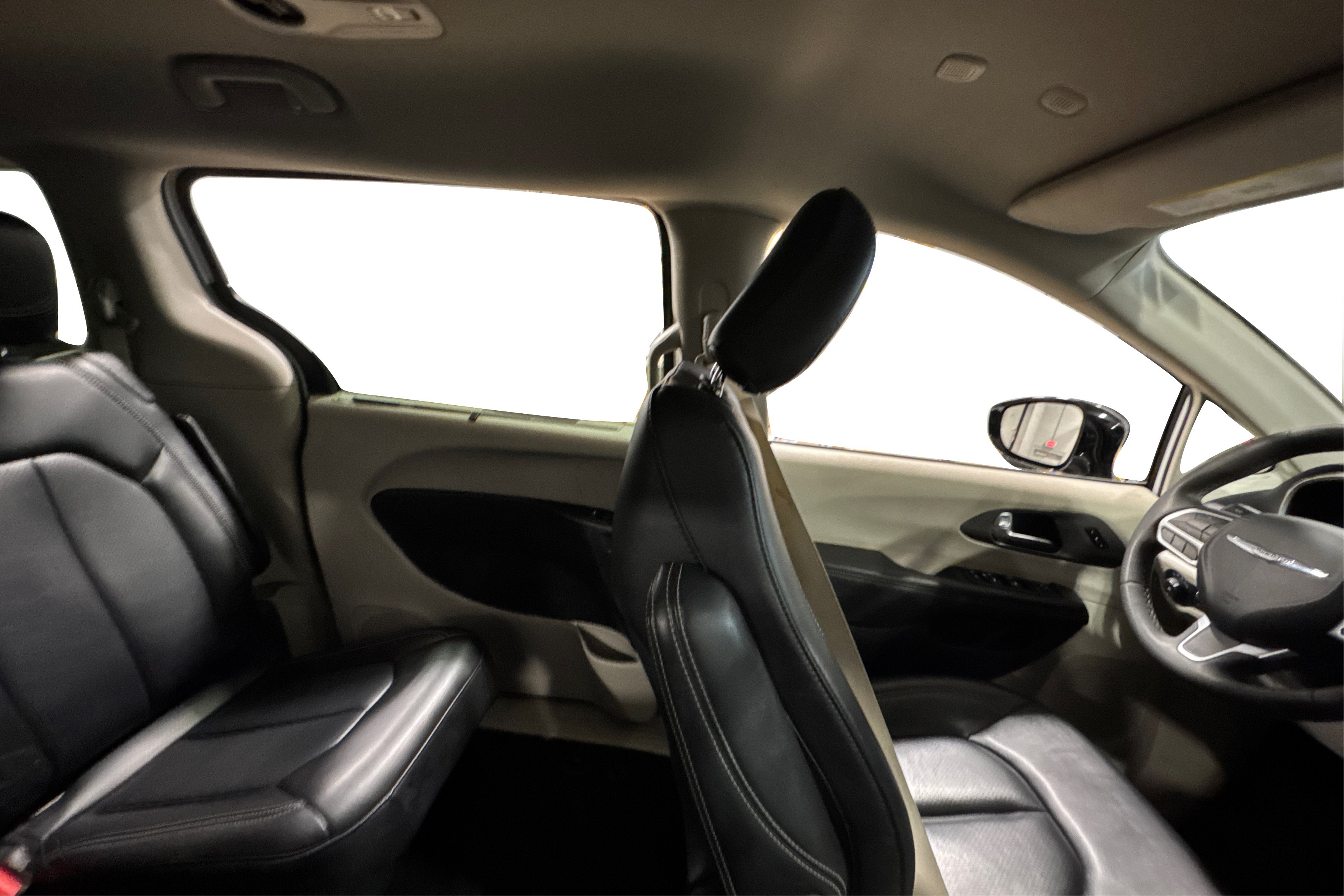Used 2024 Chrysler Pacifica Touring-L FWD image 45