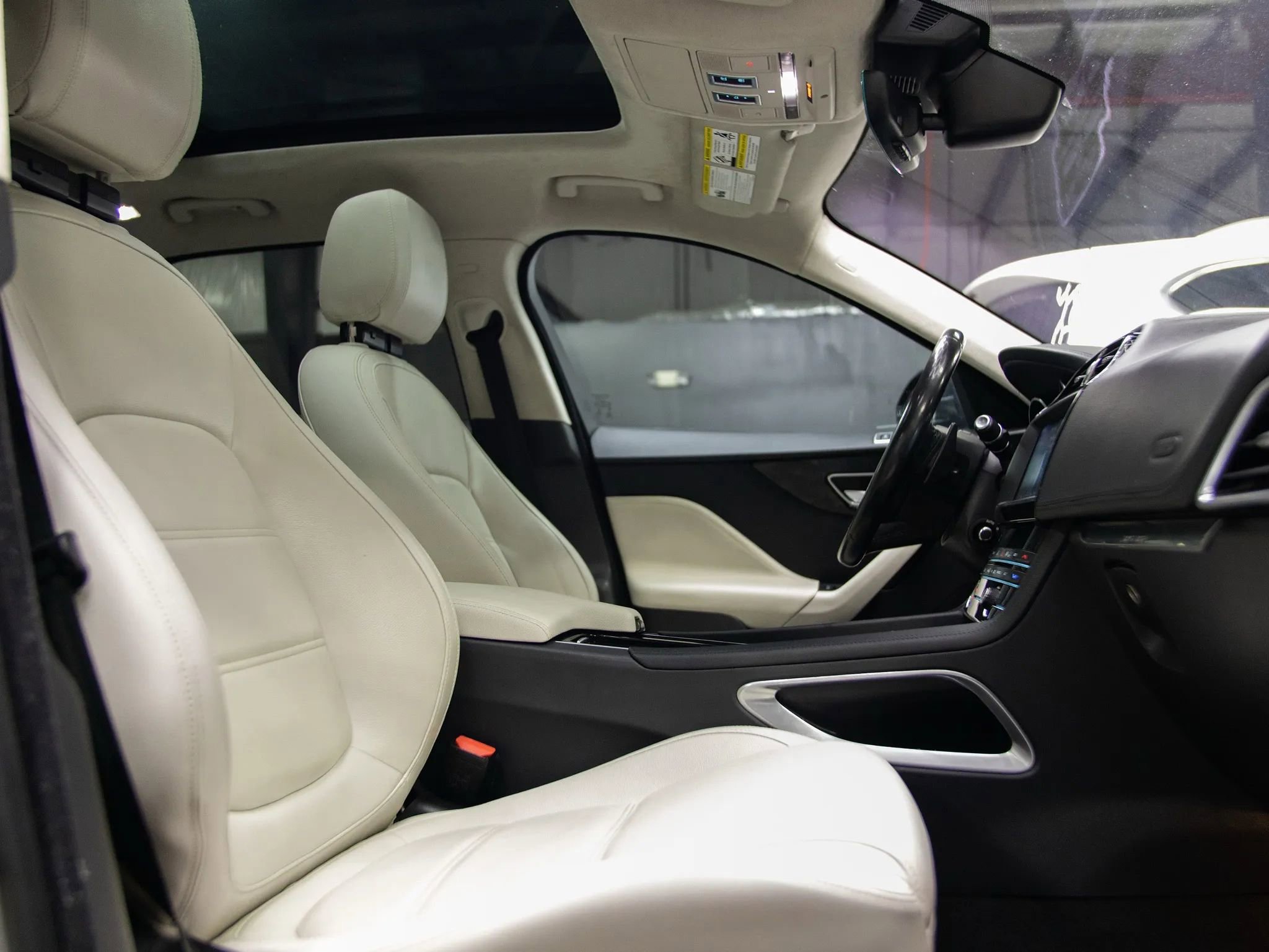 Used 2020 Jaguar F-PACE Prestige image 25