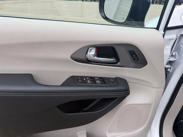 Used 2024 Chrysler Pacifica Touring-L FWD image 16