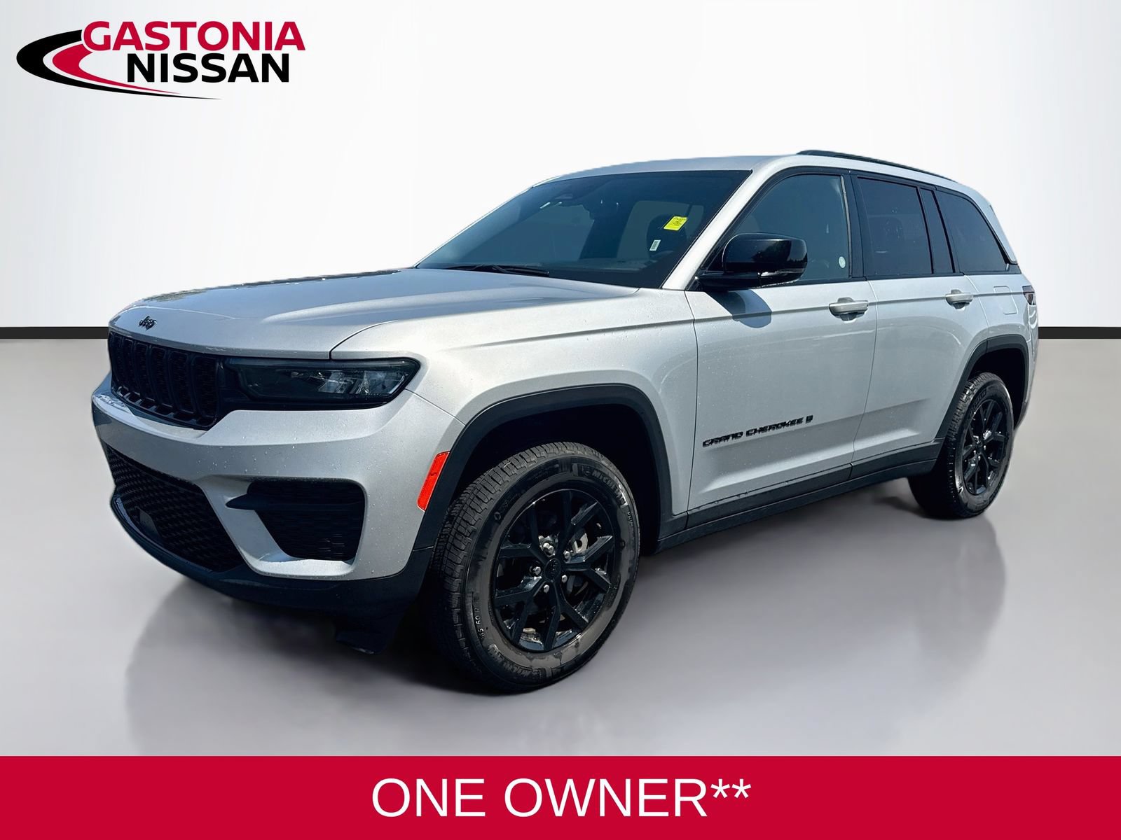 Used 2025 Jeep Grand Cherokee Altitude AWD/4WD image 3