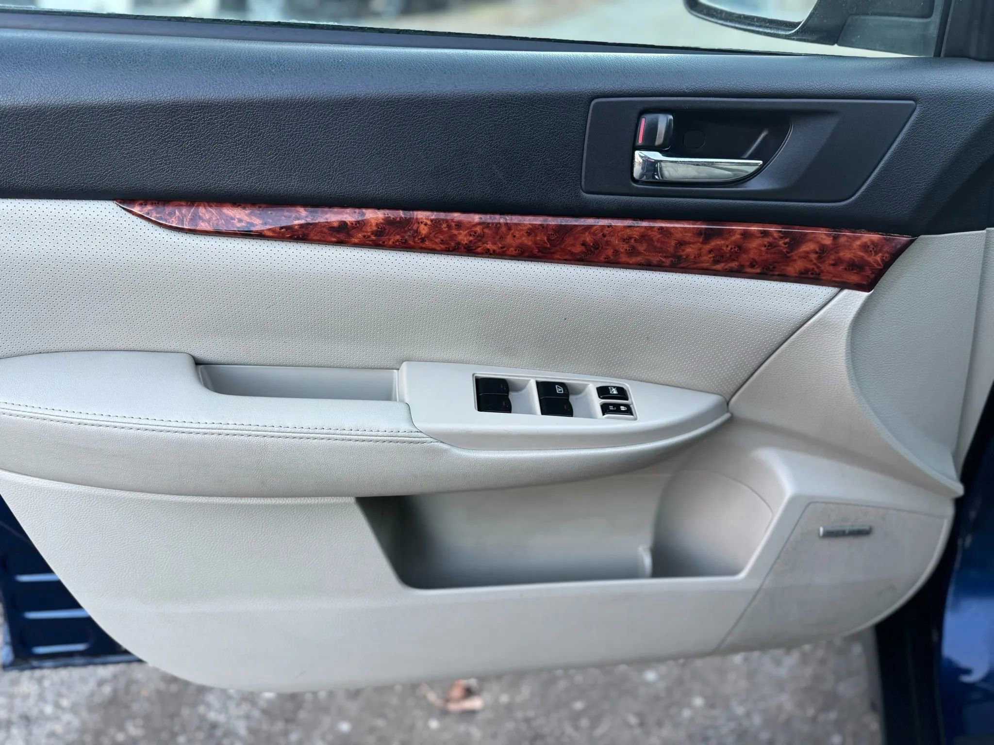 Used 2011 Subaru Outback 2.5i Limited image 10