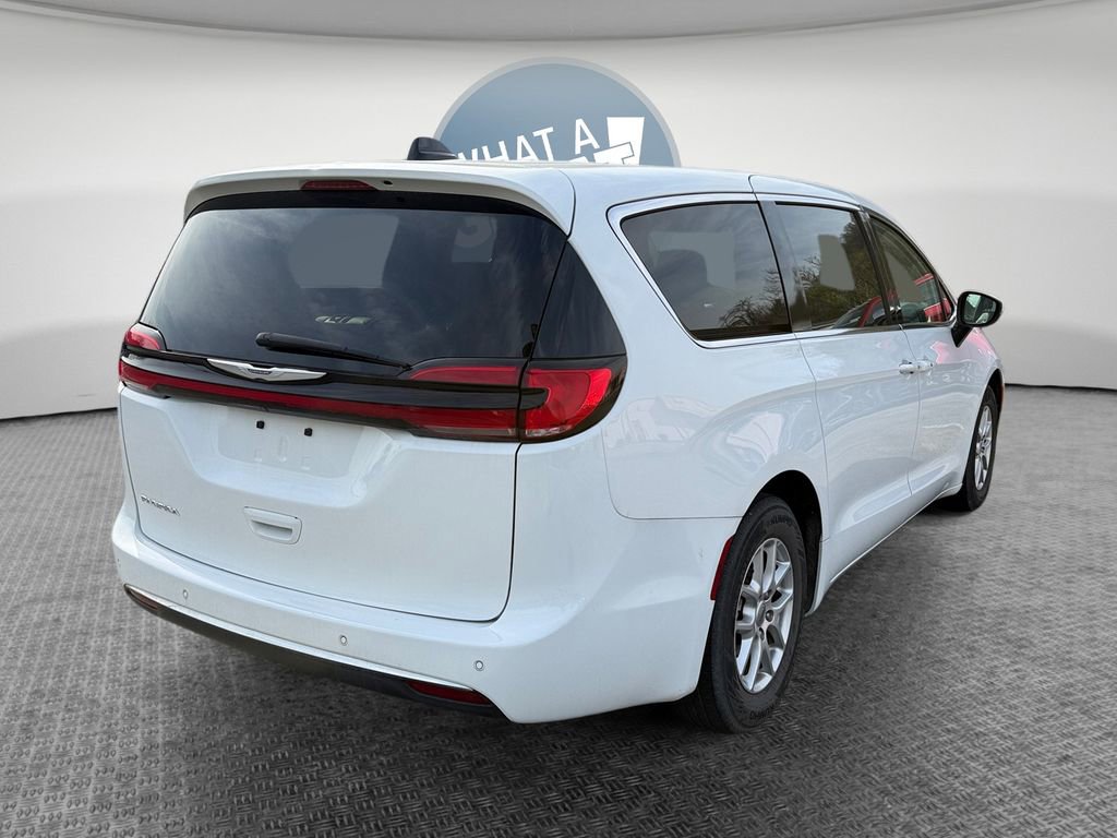 Used 2023 Chrysler Pacifica Touring-L image 3