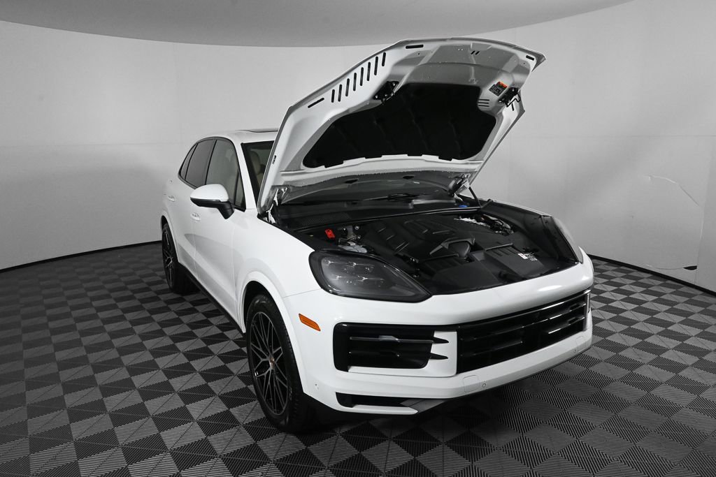 Used 2025 Porsche Cayenne AWD/4WD image 30
