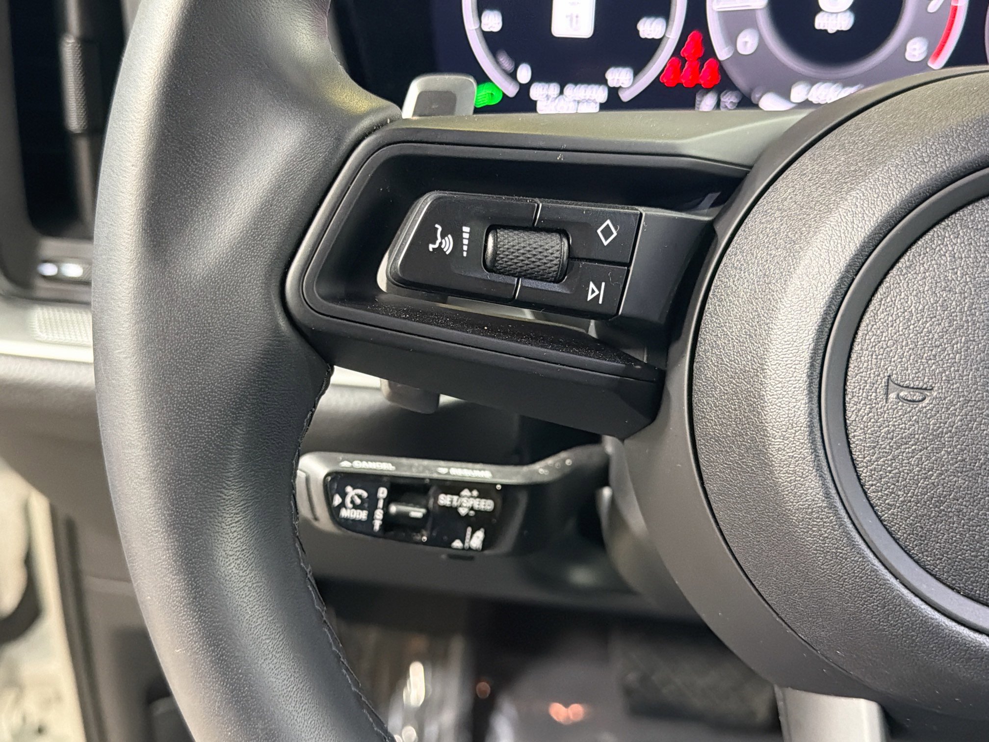 Used 2025 Porsche Cayenne image 37