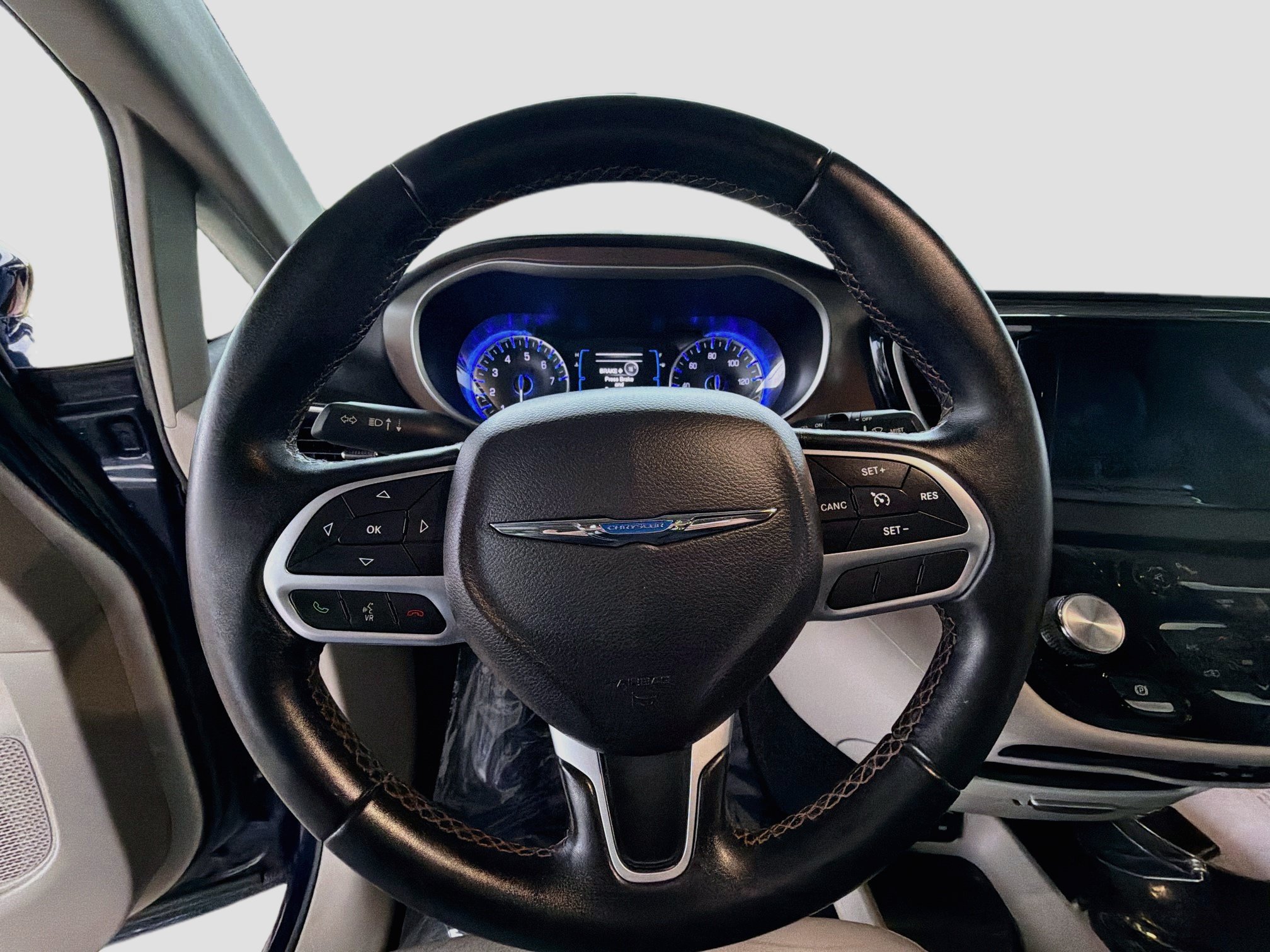Used 2017 Chrysler Pacifica Touring-L FWD image 17