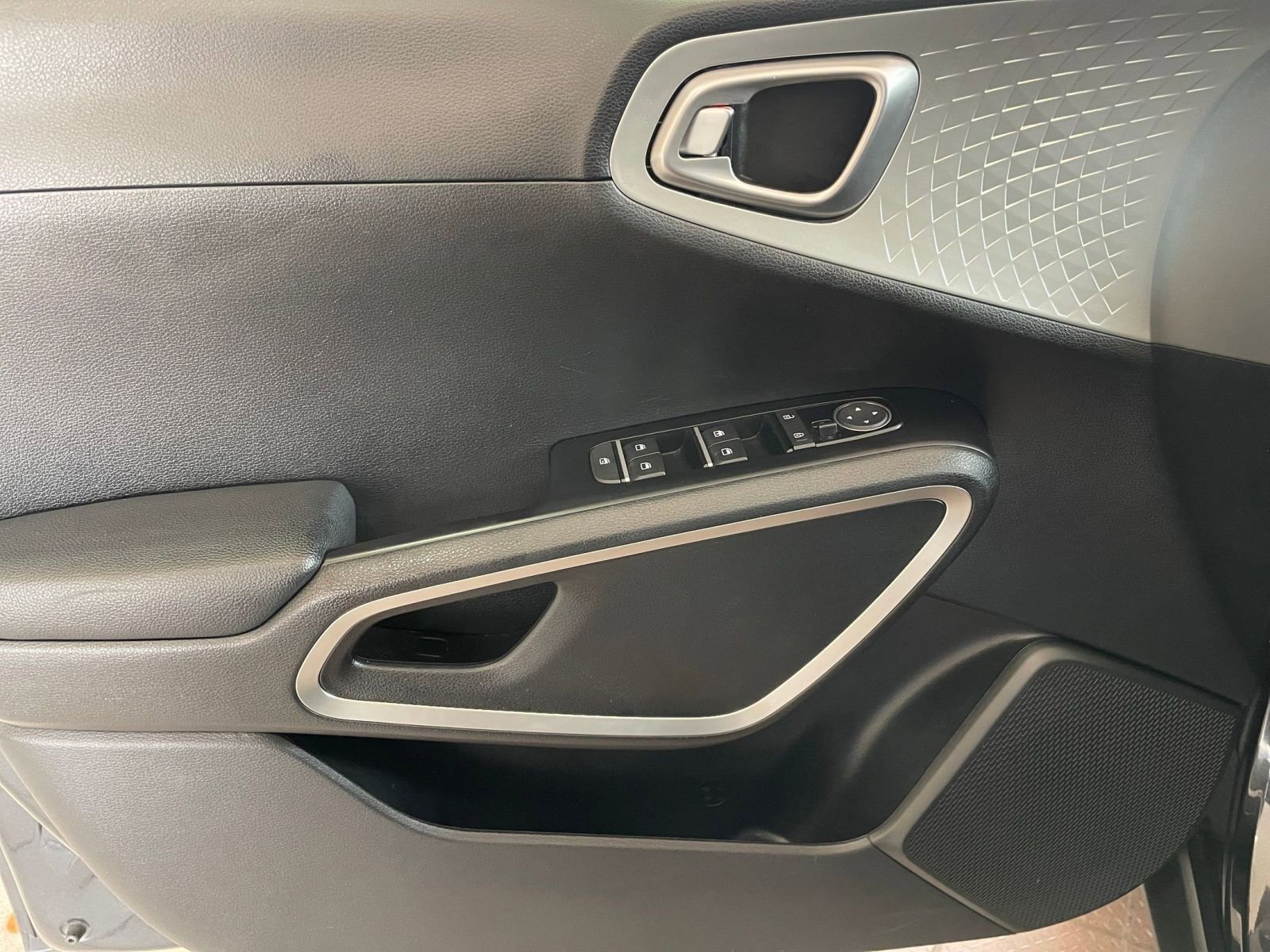 Used 2025 Kia Soul LX w/ LX Technology Package FWD image 18