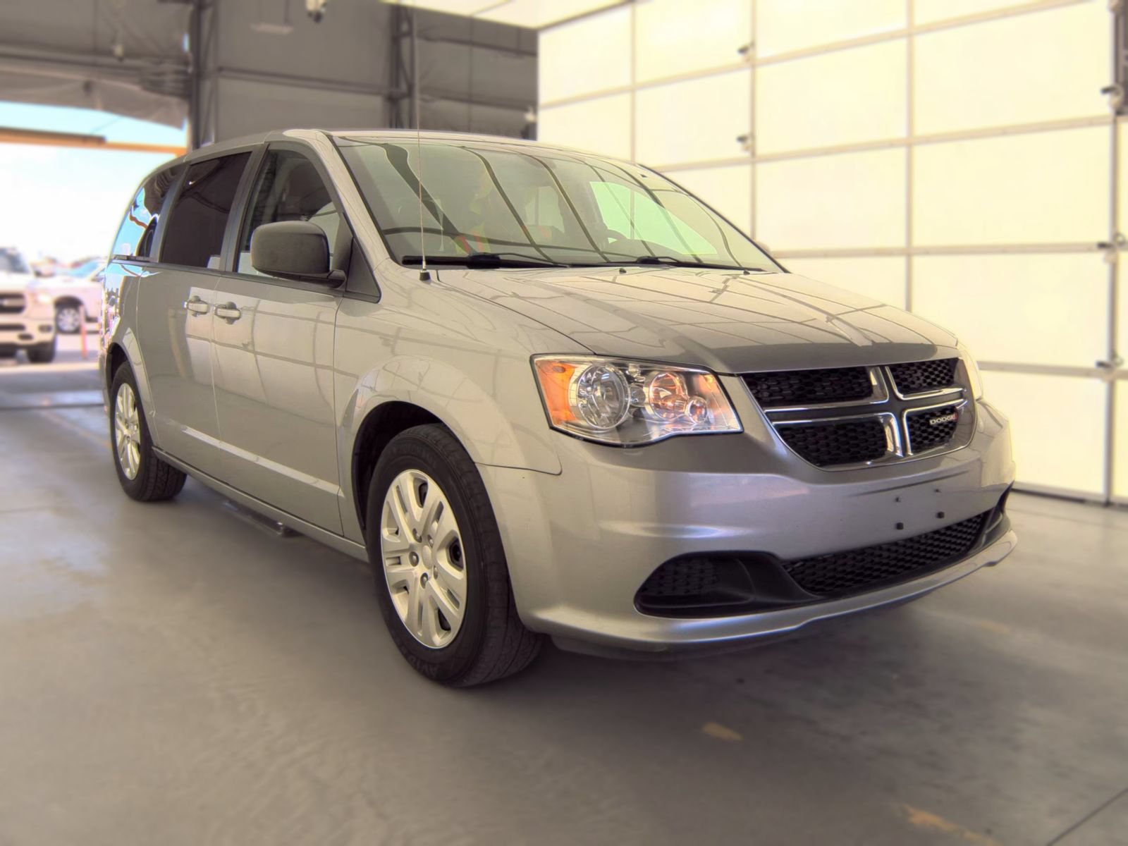 Used 2018 Dodge Grand Caravan SE w/ UConnect Hands-Free Group FWD video 2