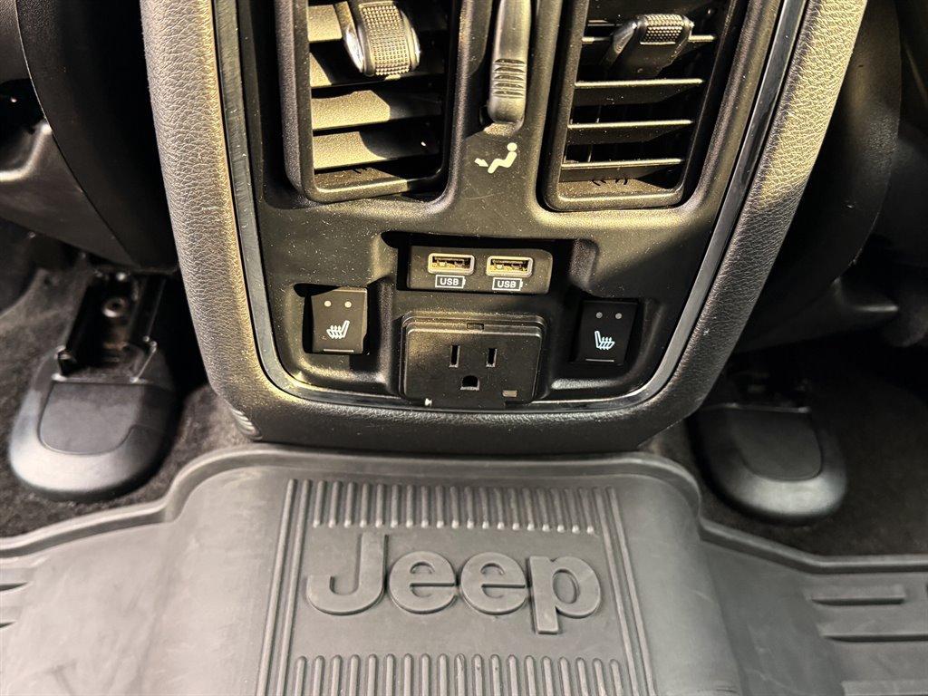 Used 2015 Jeep Grand Cherokee SRT AWD/4WD image 11