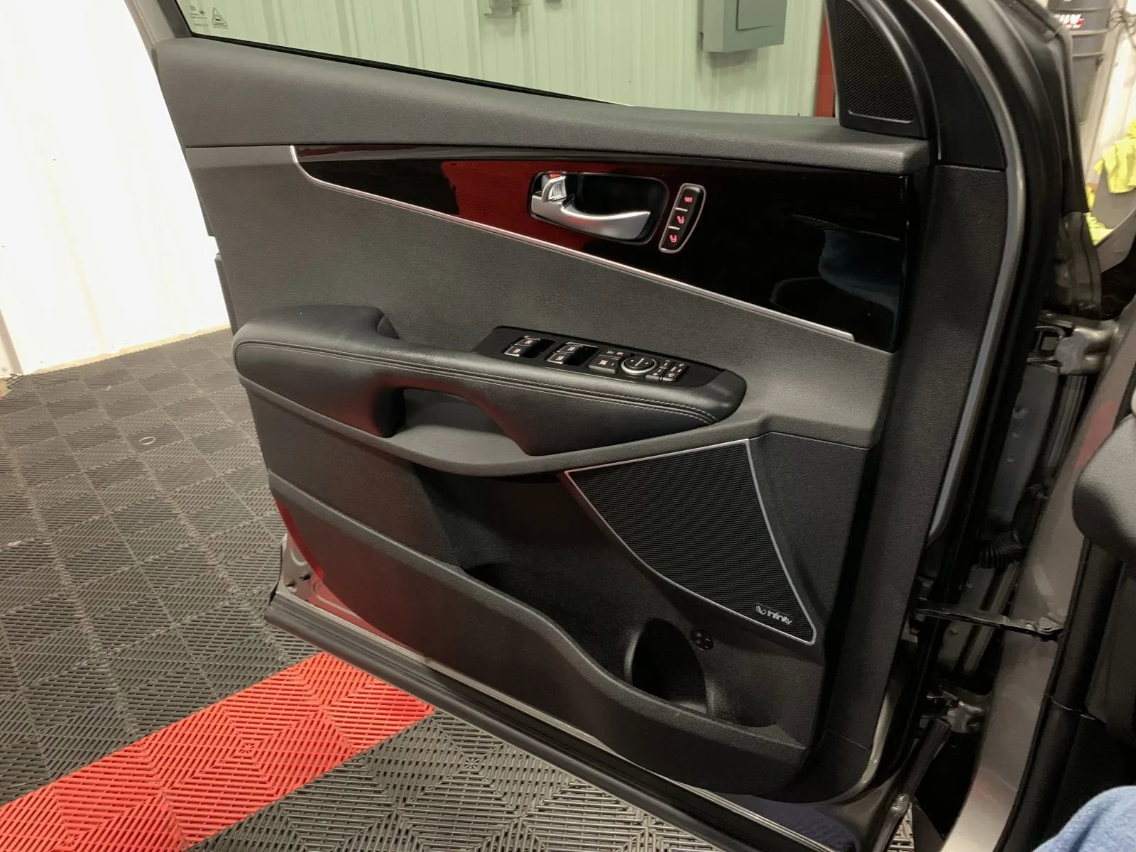 Used 2018 Kia Sorento SX image 28