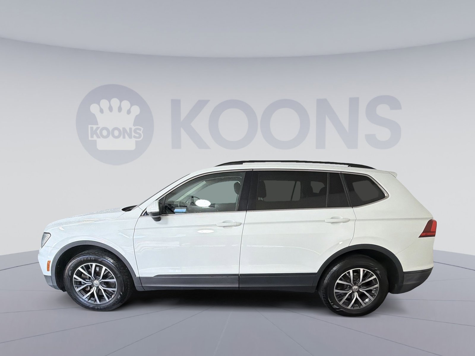 Used 2019 Volkswagen Tiguan SE w/ Panoramic Sunroof Package image 2