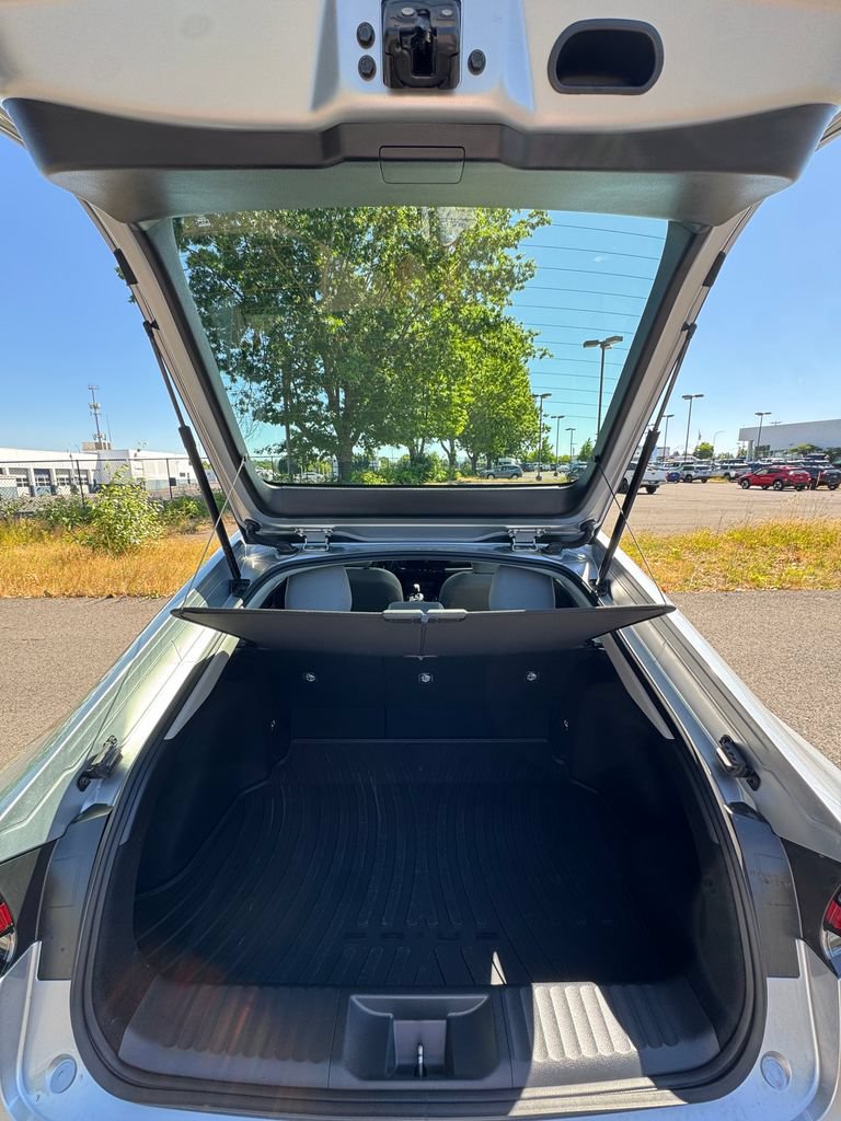 Used 2025 Toyota Prius LE AWD/4WD image 9