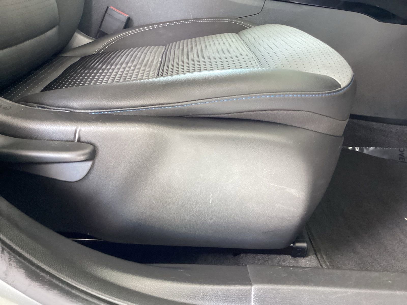 Used 2025 Chevrolet Trax LT w/ LT Convenience Package image 17