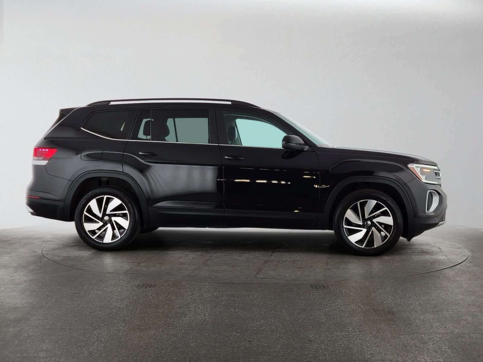 Used 2025 Volkswagen Atlas SE AWD/4WD image 2
