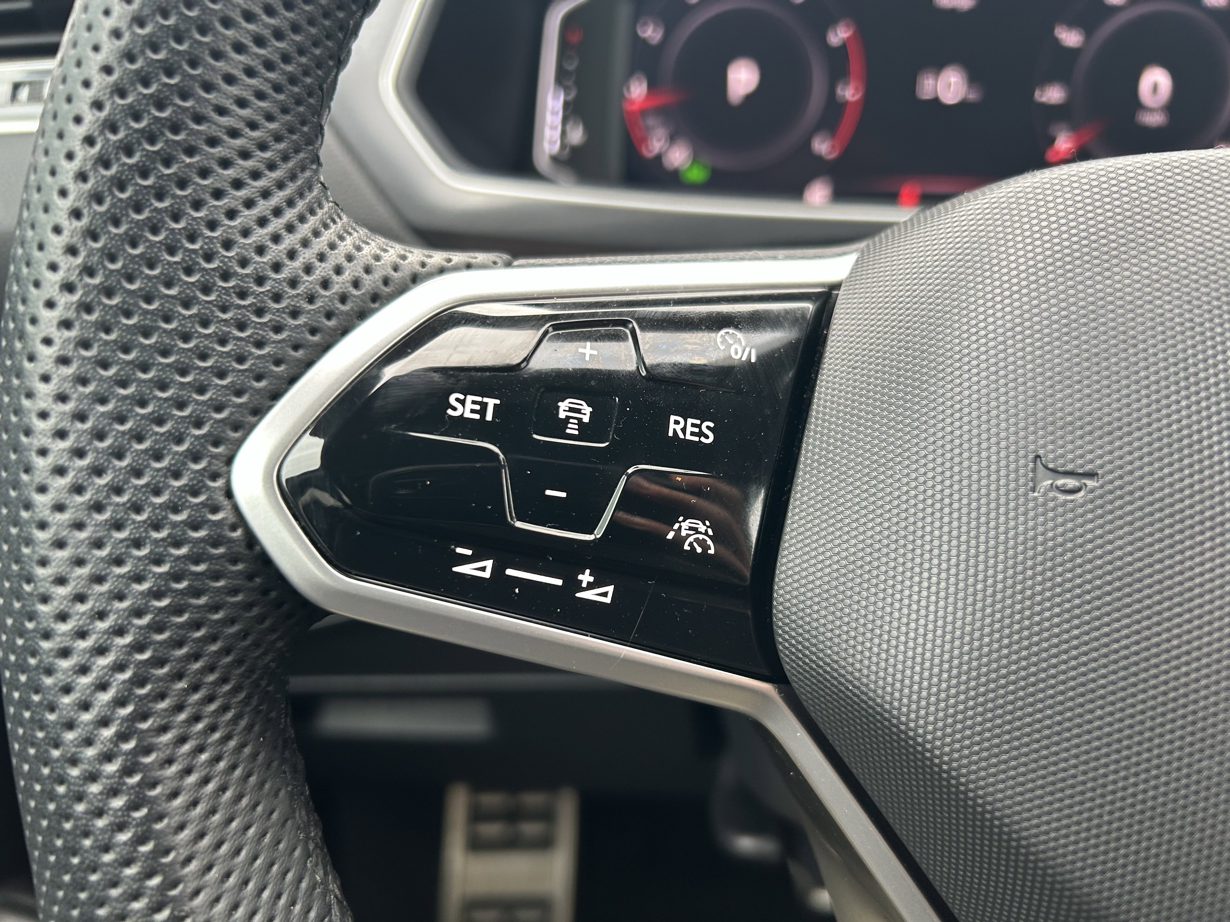 Certified 2024 Volkswagen Tiguan SEL R-Line image 19