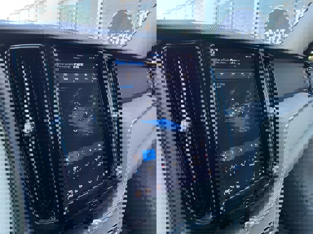 Certified 2023 Volvo XC60 B5 Plus w/ Protection Package Premier image 21