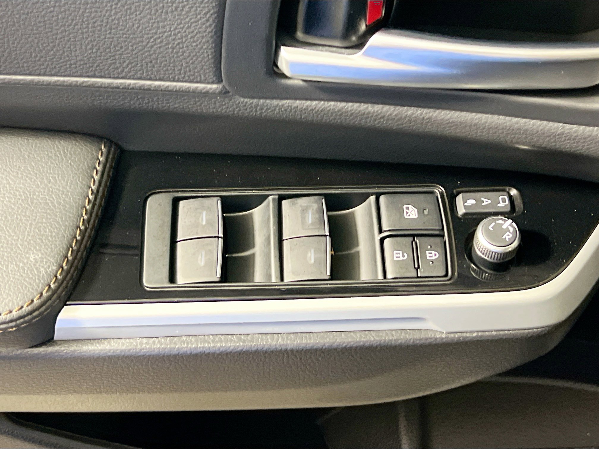 Used 2025 Toyota Sienna Platinum image 16