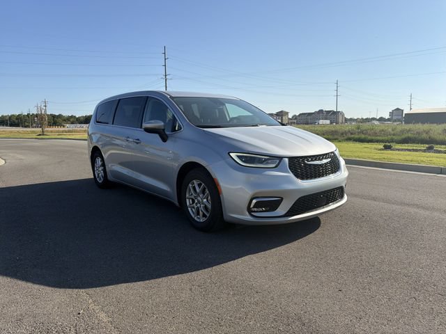 Used 2023 Chrysler Pacifica Touring-L FWD image 7
