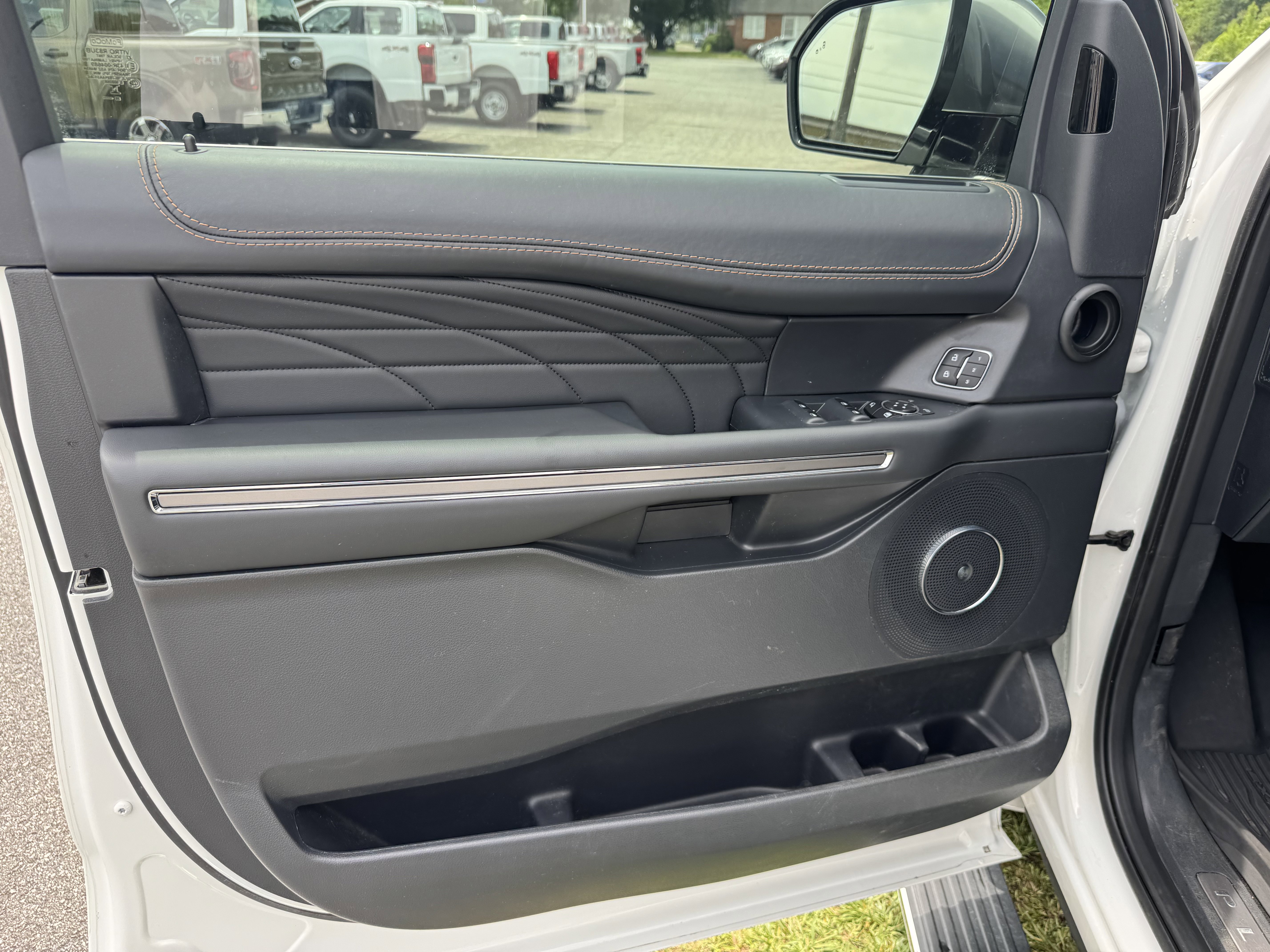 Used 2024 Ford Expedition Max Platinum image 6