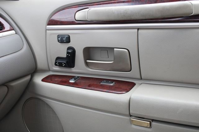 Used 2003 Lincoln Town Car Signature image 16