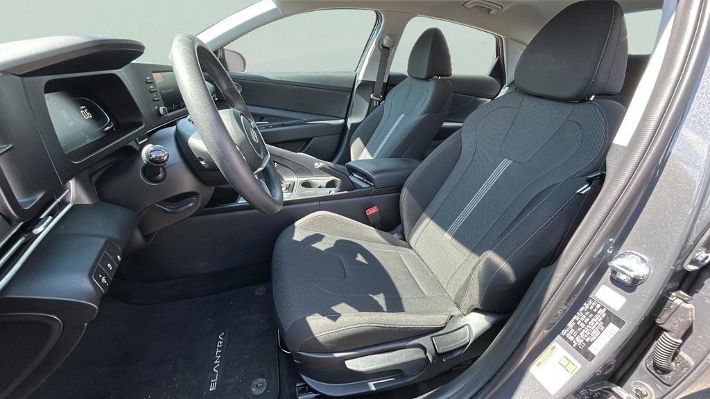 Certified 2025 Hyundai Elantra SE image 12