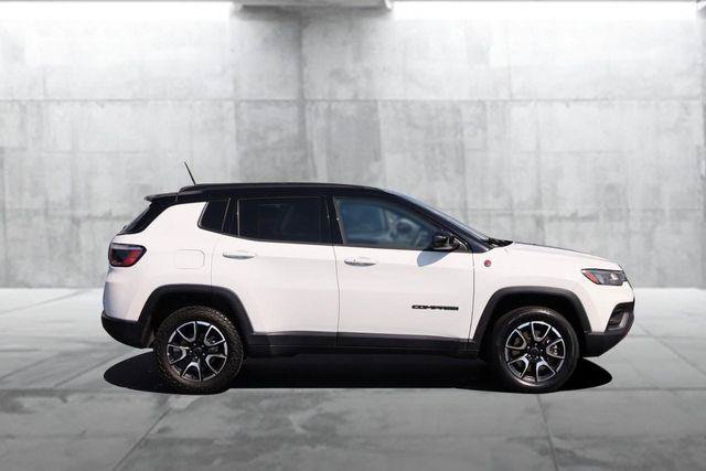 Used 2025 Jeep Compass Trailhawk w/ Trailer Tow Group AWD/4WD image 4