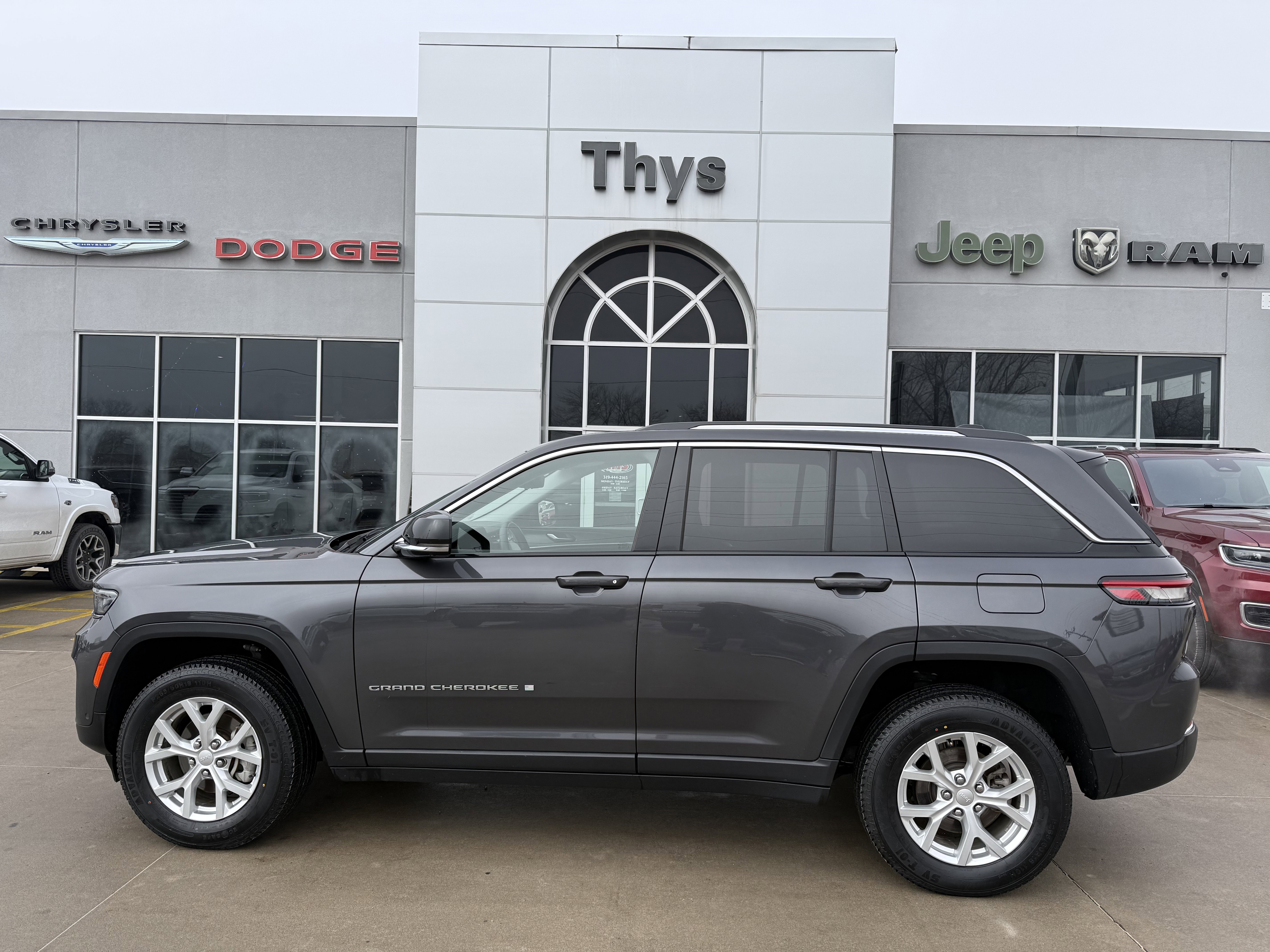 Used 2023 Jeep Grand Cherokee Limited w/ Luxury Tech Group II image 40