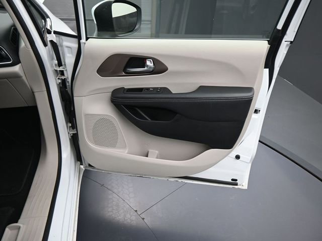 Used 2023 Chrysler Voyager LX image 13