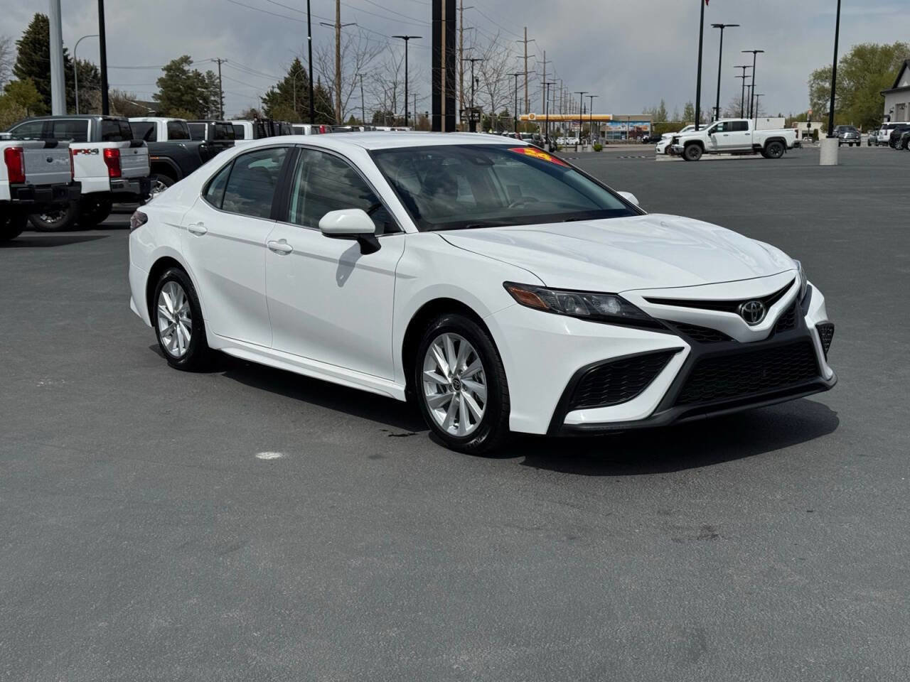 Used 2024 Toyota Camry SE FWD image 3