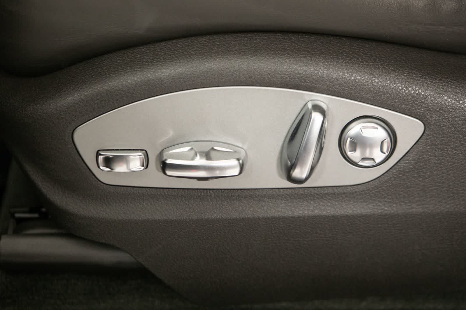 Certified 2023 Porsche Macan AWD/4WD image 23