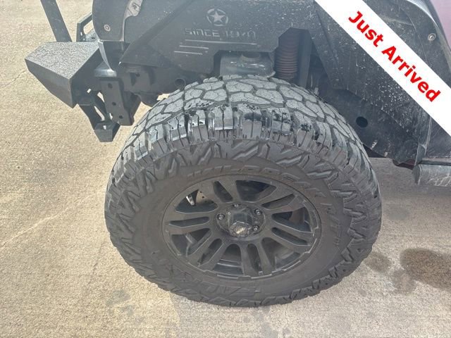 Used 2015 Jeep Wrangler Unlimited Sahara w/ Connectivity Group AWD/4WD image 19