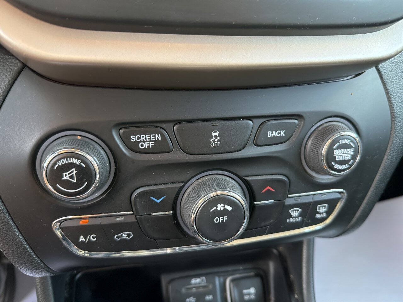 Used 2016 Jeep Cherokee Latitude w/ Cold Weather Group AWD/4WD image 22