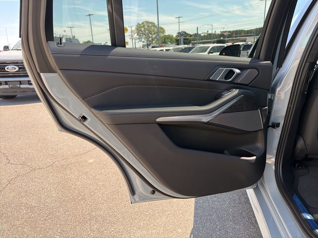 Used 2025 BMW X7 xDrive40i w/ M Sport Package image 17