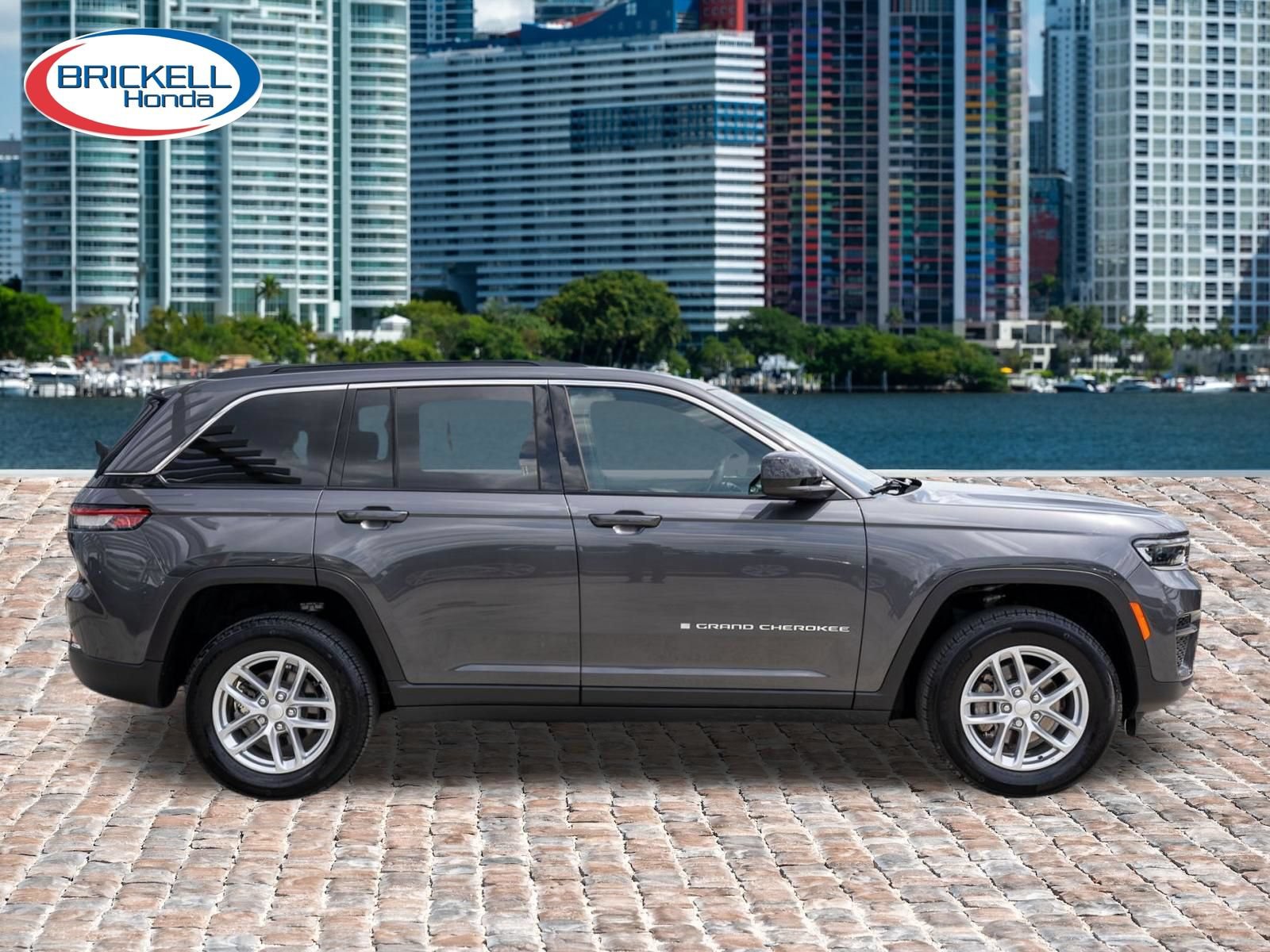 Used 2025 Jeep Grand Cherokee Laredo w/ Luxury Tech Group I RWD image 4