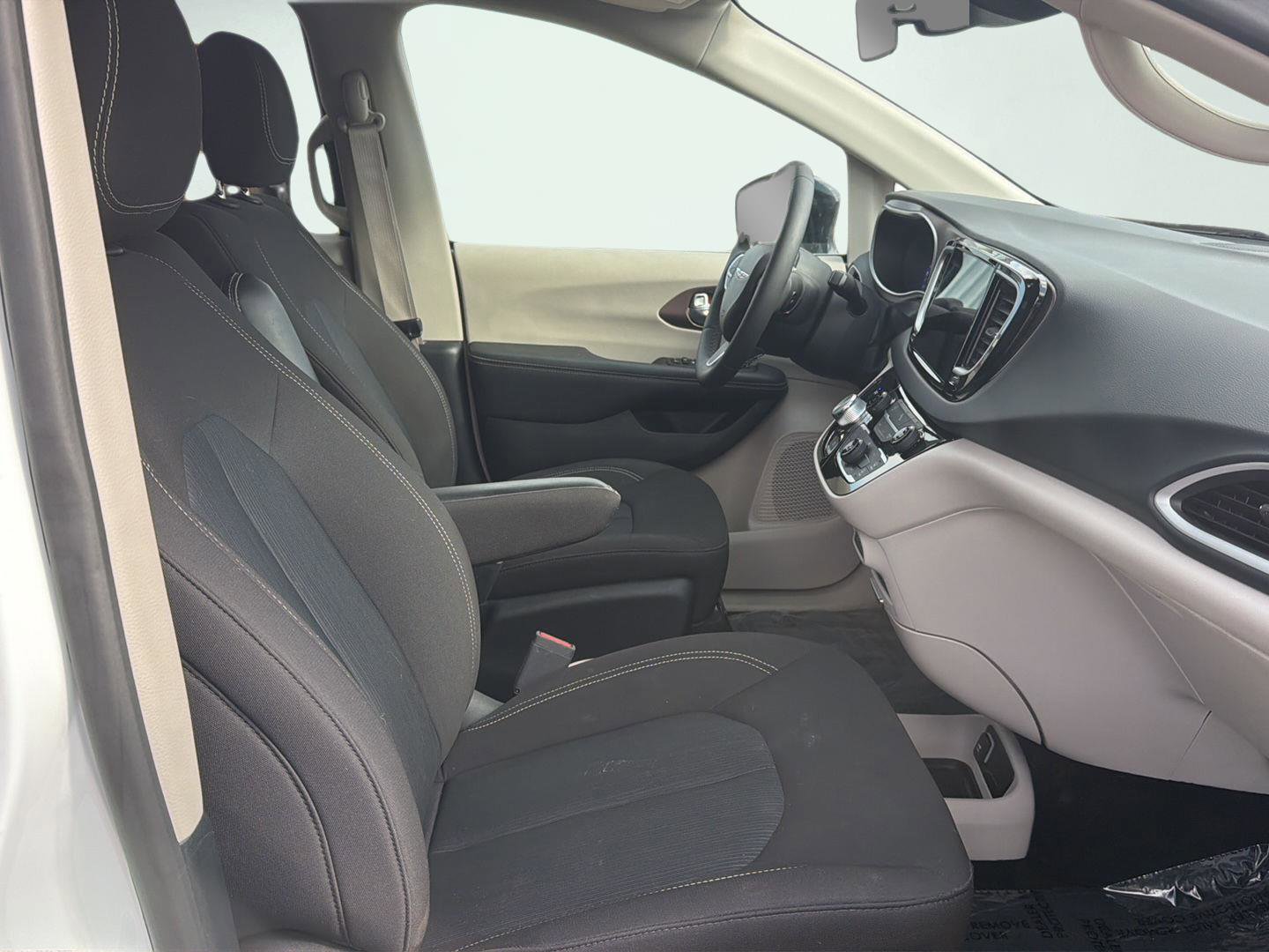 Used 2024 Chrysler Voyager LX FWD image 14