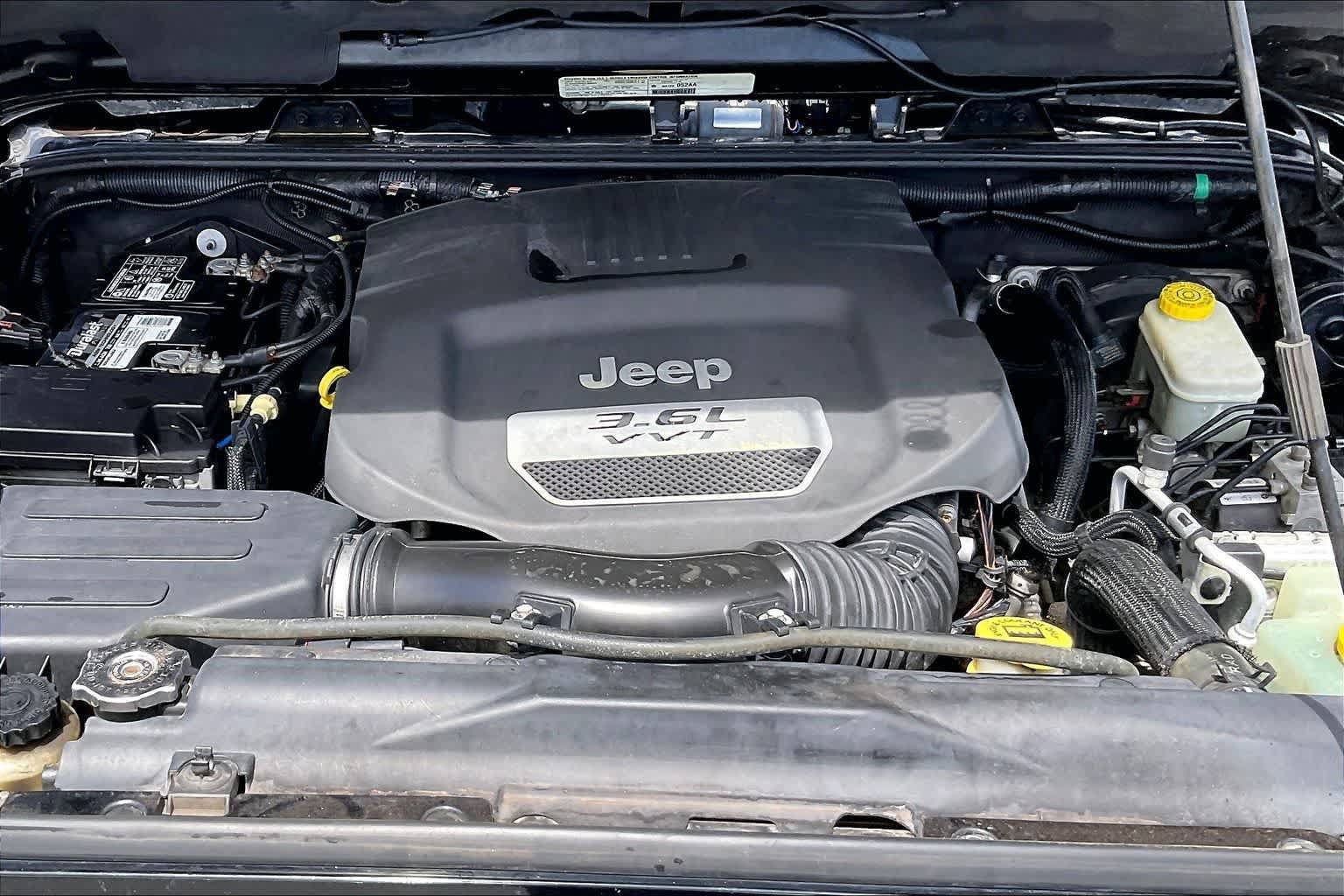 Used 2013 Jeep Wrangler Unlimited Sahara w/ Connectivity Group AWD/4WD image 9