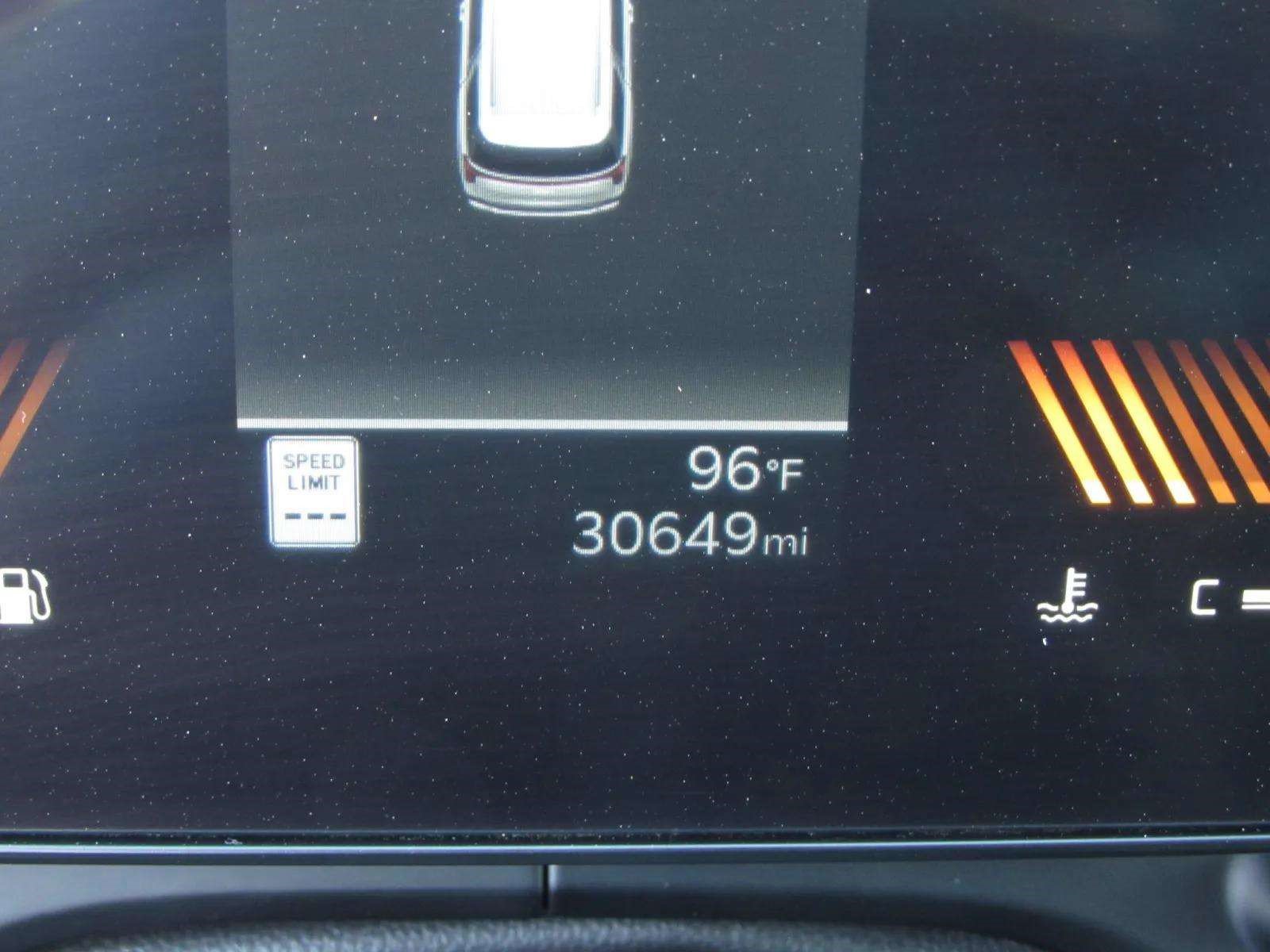 Used 2025 Kia Carnival FWD image 28