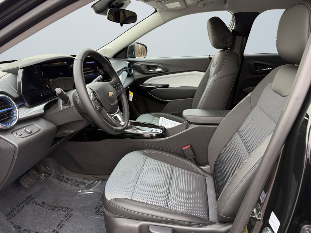 Used 2025 Chevrolet Trax LT w/ Driver Confidence Package image 9