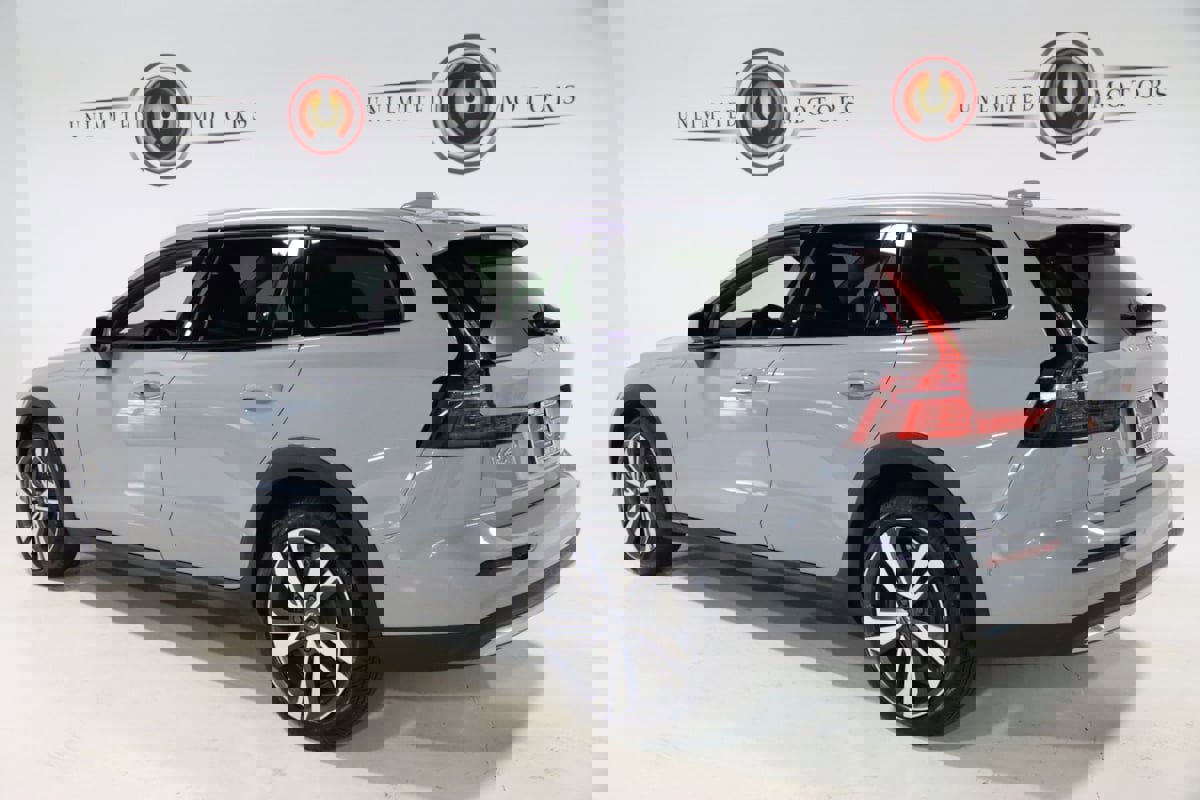 Used 2025 Volvo V60 B5 Cross Country Plus image 3