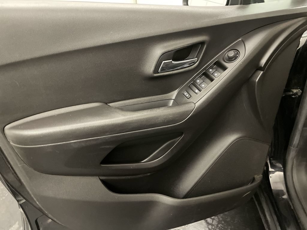 Used 2019 Chevrolet Trax LT w/ LT Convenience Package AWD/4WD image 15